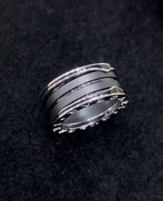 Nhẫn vàng 18k với hai vòng vàng trắng 18k và một vòng xoắn ốc gốm đen