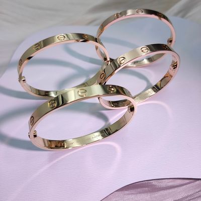 Vòng tay LOVE cổ điển bằng vàng 18K, size vừa, rộng 6.1mm, khóa nguyên bản với hai ốc vít và tua vít