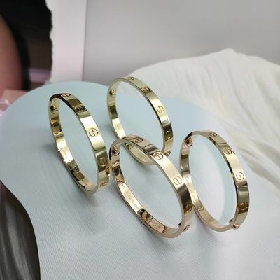 Trang sức cao cấp Kim cương Vàng 18K với độ trong Vvs và Đá Sapphire Vĩnh cửu