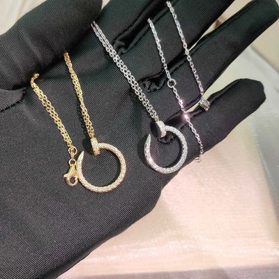 Trang sức kim cương vàng 18K độ trong suốt cao với phong cách hiện đại và kiểu chấu bao, kim cương không huỳnh quang